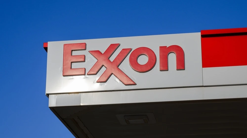 ExxonMobil, один из крупнейших поставшиков газа в Европу, заявил, что может прекратить работать с ЕС, если не будут ослаблены требования по устойчивому развитию / Фото:  Ian Dewar Photography / Shutterstock.com