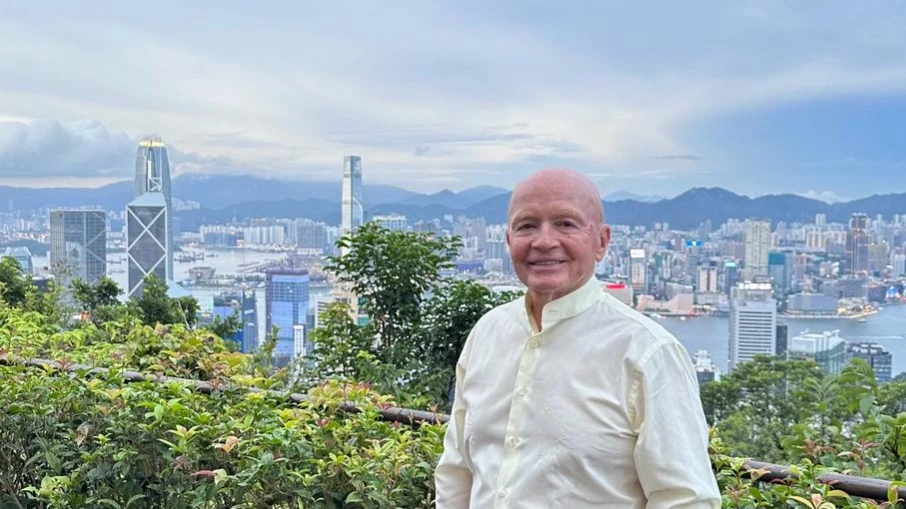 Легендарный инвестор и основатель Mobius Capital Partners Марк Мобиус заявил, что на рынке ИИ назревает большая коррекция / Фото: markmobius.com