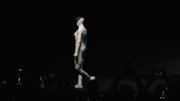 Плавные движения робота IRON от XPeng породили подозрения в том, что это может быть человек / Фото: x.com/XPengMotors