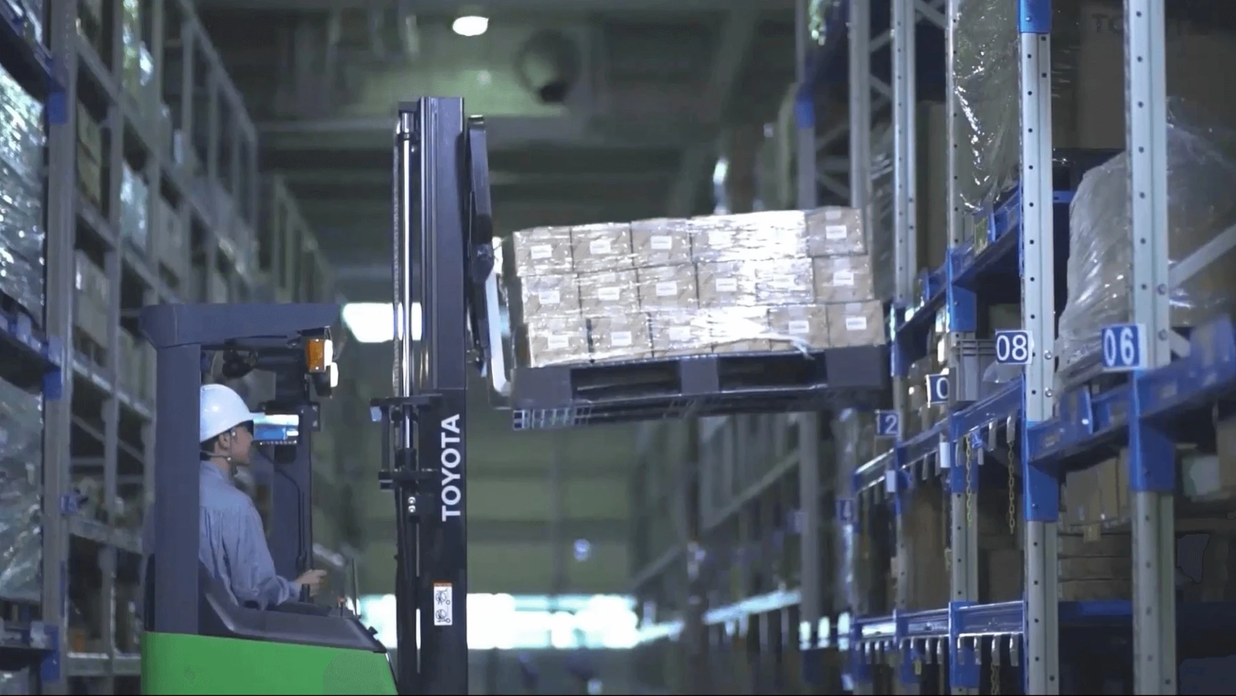 Toyota Industries, среди прочего, производит вилочные погрузчики / Фото: YouTube/@toyotashokkichannel