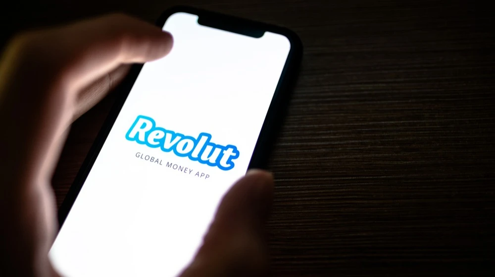 Revolut с 2022 года оставался одним из немногих банков в Европе, где по  паспортам России и Беларуси при наличии действующего ВНЖ или национальной визы можно было открыть счет / Фото: Shutterstock