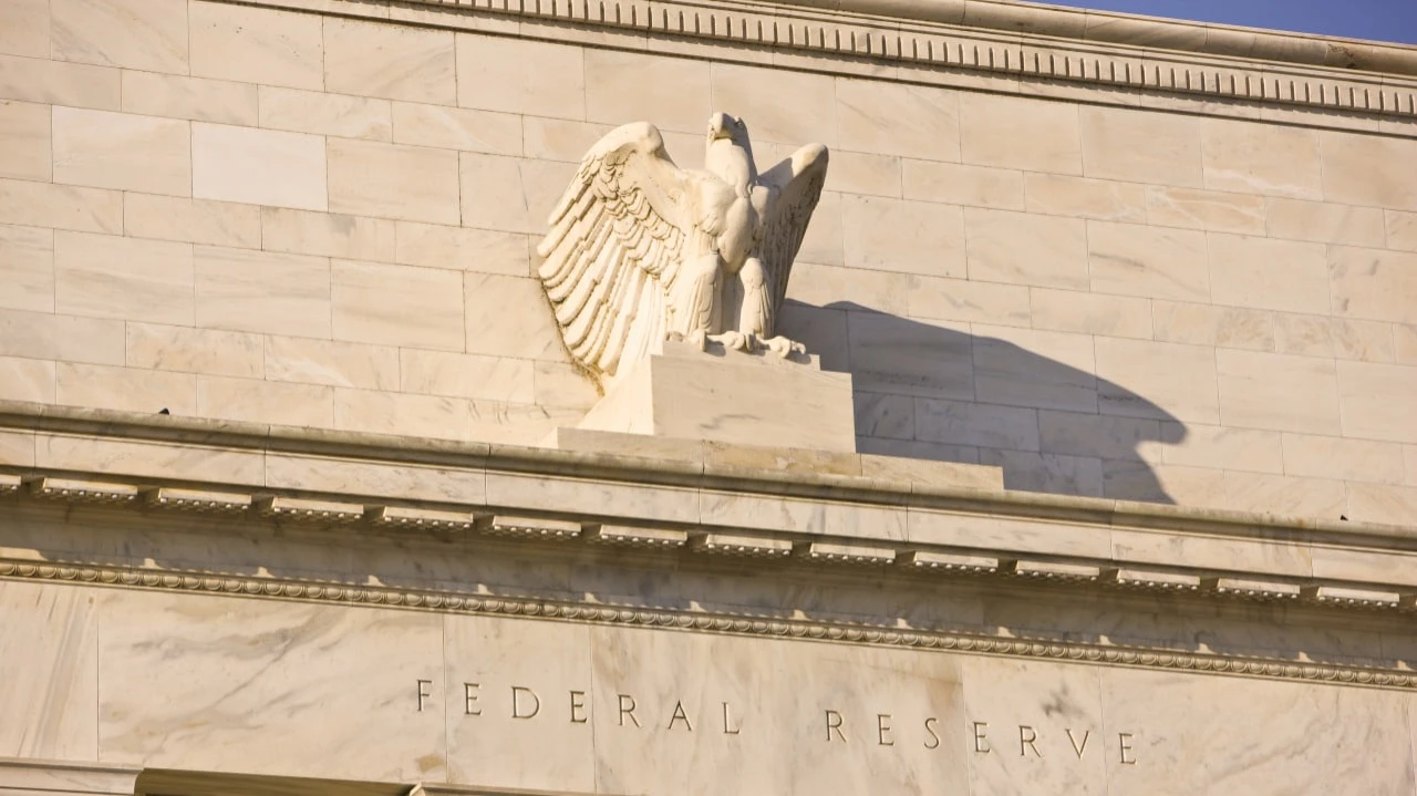 Заявления представителей руководства ФРС усиливают сомнения инвесторов в дальнейшем снижении ставок / Фото: Rob Crandall / Shutterstock.com