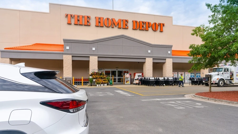Акции крупнейшего в мире ретейлера товаров для ремонта Home Depot упали на 4% после того, как компания сообщила о прибыли ниже ожиданий и ухудшила годовой прогноз / Фото: Shutterstock/PJ McDonnell
