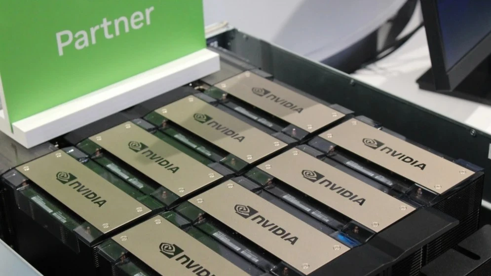 Решение Nvidia использовать в ИИ-серверах энергоэффективную потребительскую память равнозначно появлению на рынке крупного производителя смартфонов, считают в Counterpoint Research / Фото: Shutterstock.com