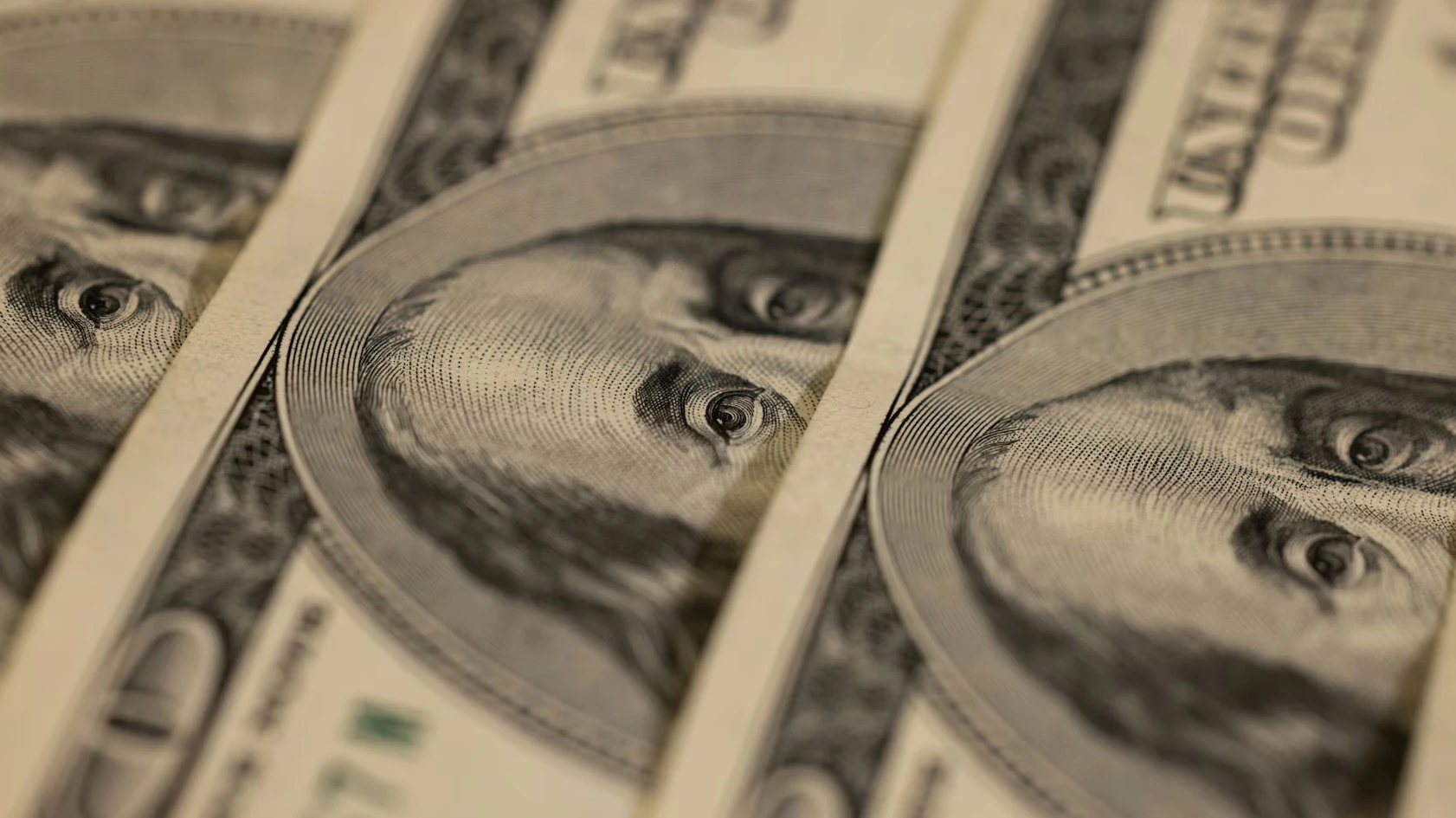 Инвесткомпании все чаще рекомендуют хеджировать риск снижения курса доллара. Фото: engin akyurt / Unsplash.com