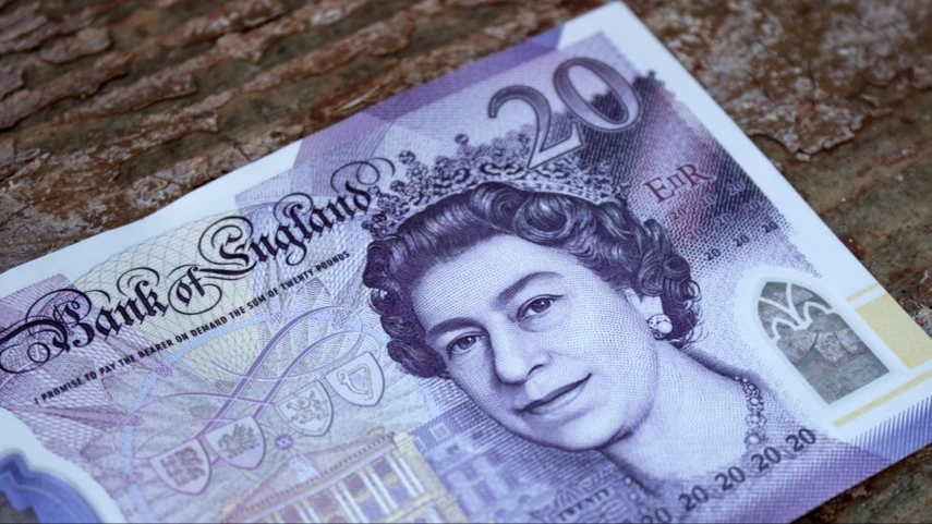 Курс фунта стерлингов опустился до минимума с апреля на фоне слабости британской экономики и ожиданий повышения налогов / Фото: Shutterstock.com