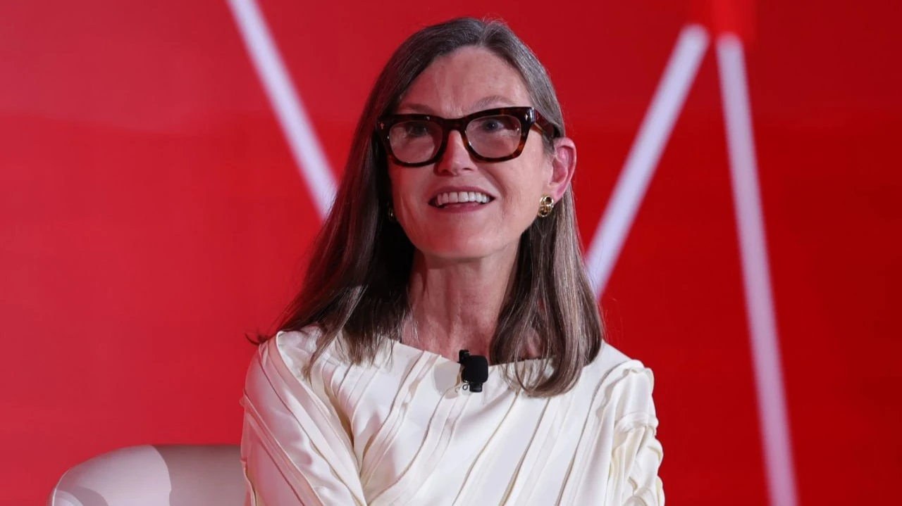 Кэти Вуд и команда ARK Invest обсуждают, есть ли пузырь в индустрии ИИ / Фото: Linkedin / Cathie Wood