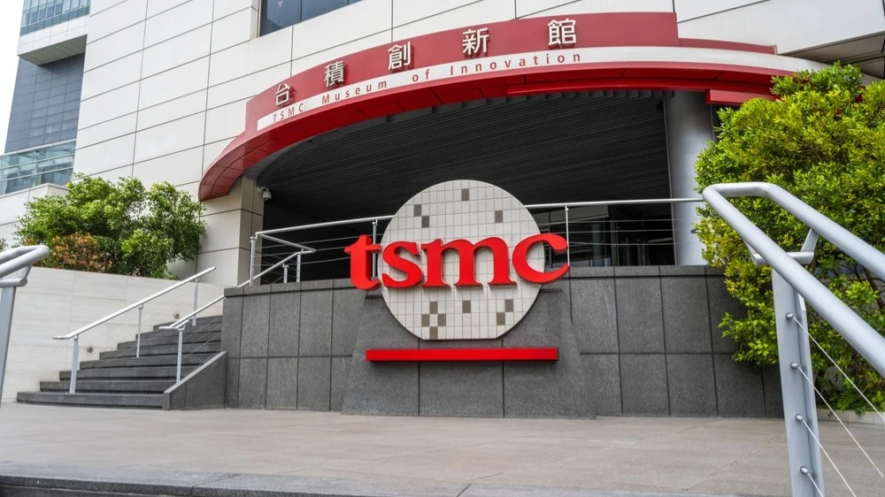 TSMC подала в суд на бывшего топ-менеджера, обвинив его в вероятной передаче Intel секретов / Фото: Shutterstock/kuenlin