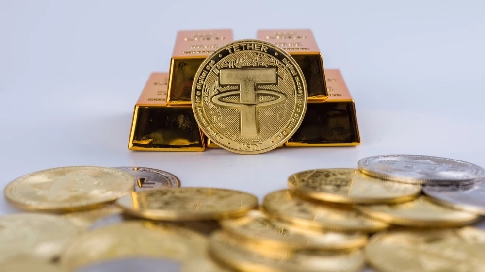 Криптовалютная компания Tether во втором и третьем кварталах 2025 года купила 50 тонн золота, опередив по объему закупок отдельные центробанки / Фото: Shutterstock.com