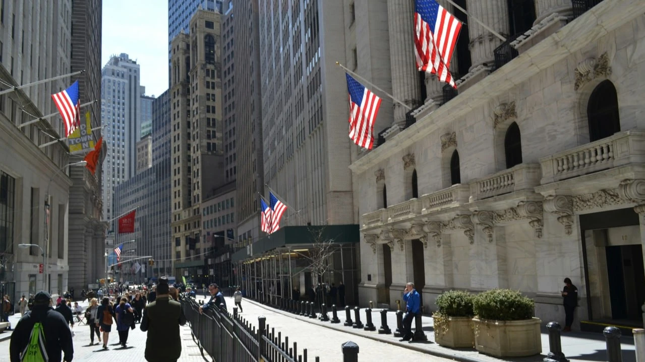 Morning in New York: macro factors and rate cut prospects in focus