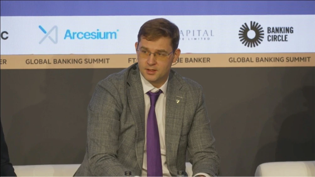 ИИ-технологии не способны решить бизнес-проблемы, если остальная инфраструктура проекта не налажена, уверен Тимур Турлов / Фото: FT Global Banking Summit / скриншот