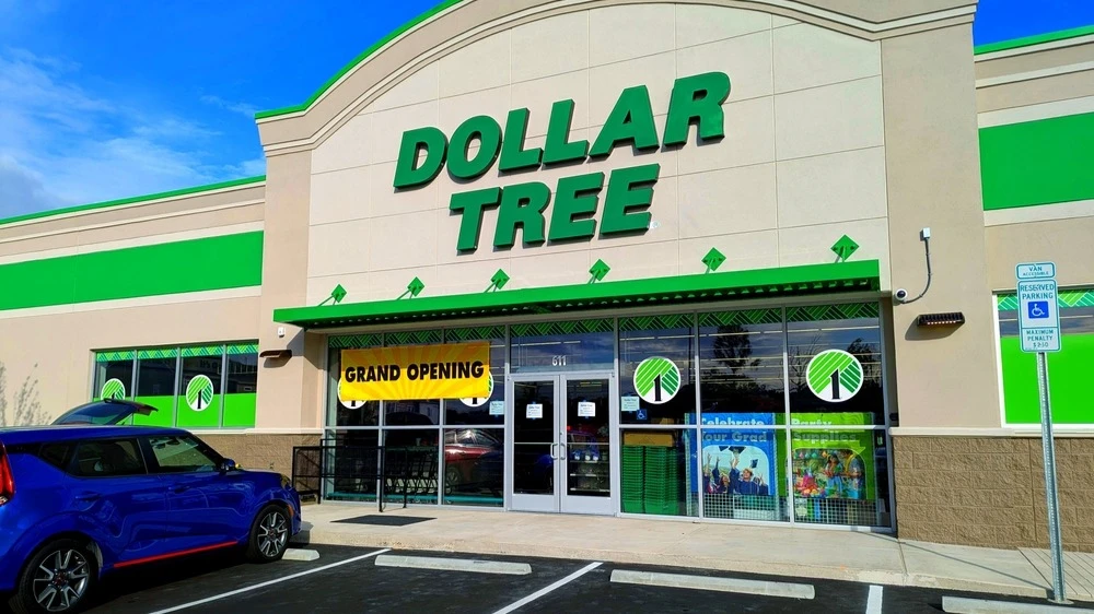 Сеть магазинов фиксированных и низких цен в США Dollar Tree повысила годовой прогноз по прибыли на акцию и превзошла квартальные ожидания аналитиков. Фото: PJ McDonnell/Shutterstock