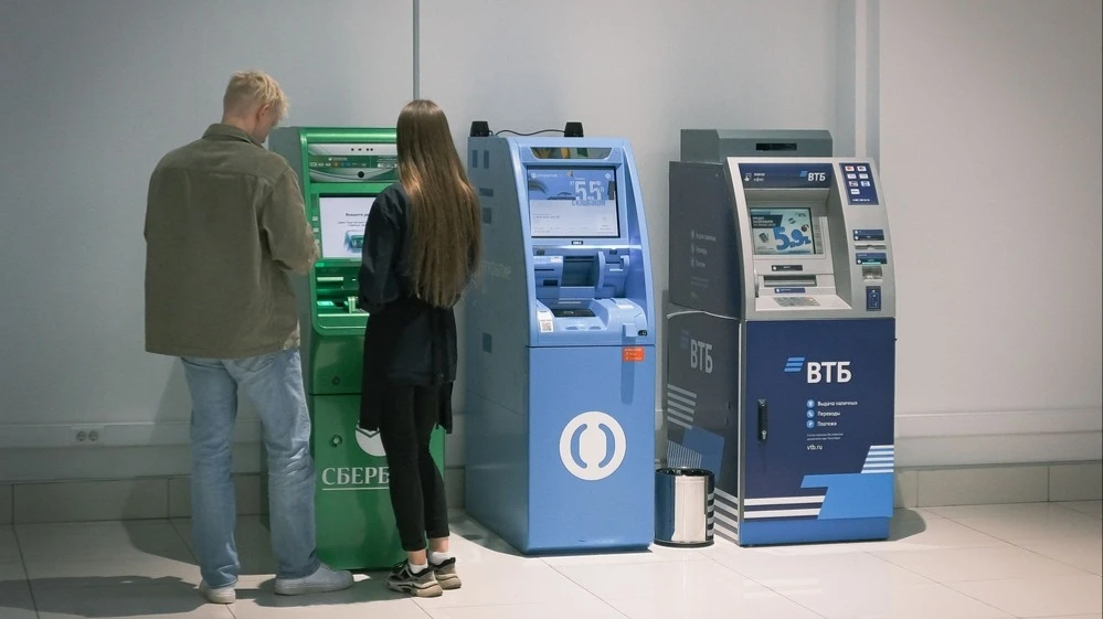 Российский ЦБ решил отменить лимиты на денежные переводы за рубеж для граждан России и дружественных ей стран, сославшись на стабильную ситуацию на валютном рынке / Фото: Shutterstock.com