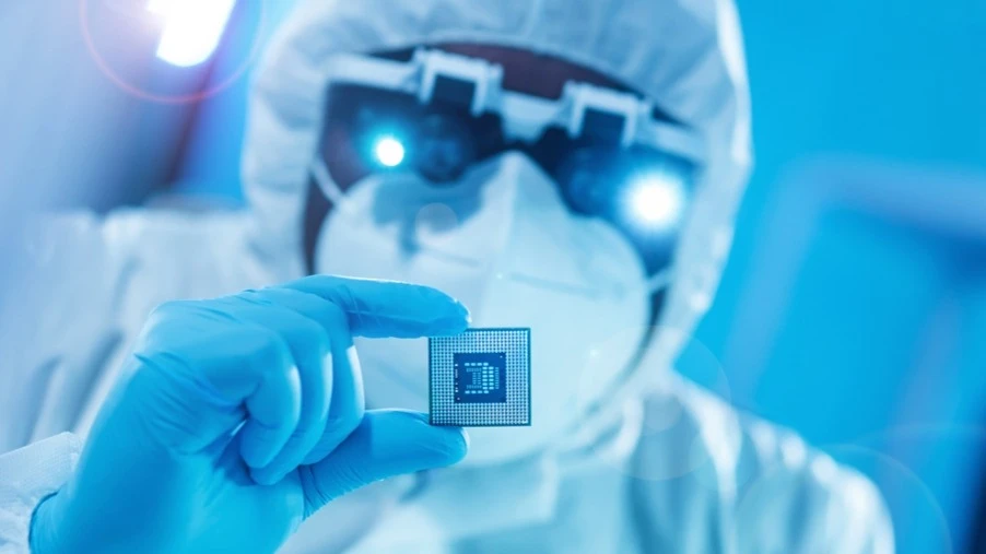 Cамыми надежными бенефициарами интереса к ИИ на рынке станут компании, которые обеспечивают фундамент экосистемы искусственного интеллекта, уверен аналитик / Фото: Shutterstock / Max Acronym