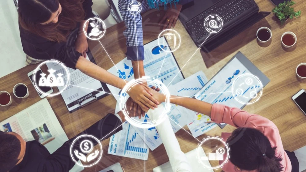 «Трейдинг толпы» увеличивает убытки розничных инвесторов в среднем на 5,1% по сравнению со сценарием, где они действовали бы независимо друг от друга. Фото: Shutterstock.com