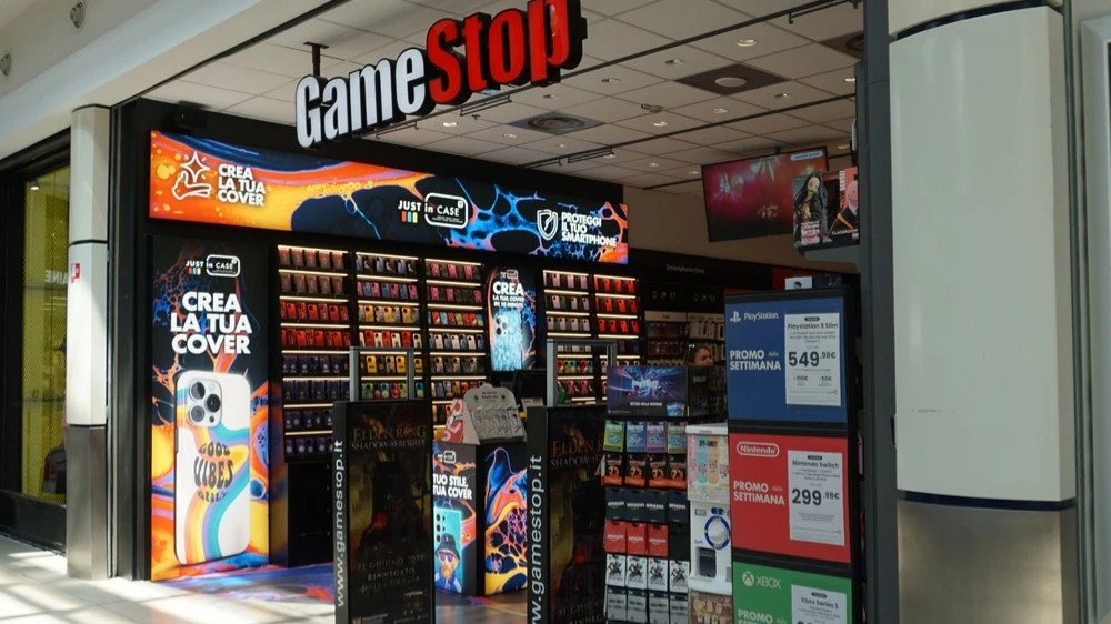 GameStop — компания, некогда доминирующая рынке игр, и яркий пример ажиотажа вокруг «мемных акций», — теперь пытается переизобрести себя, пишет Reuters / Фото: Solarisys / Shutterstock