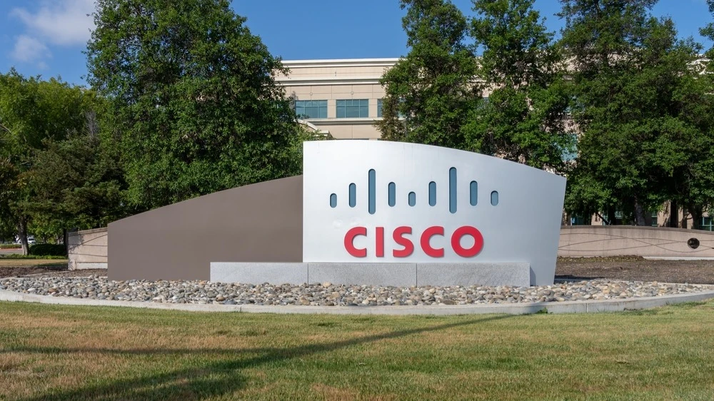 Акции Cisco впервые за более чем 25 лет превысили свой максимум с момента эпохи доткомов. Фото: JHVEPhoto/Shutterstock