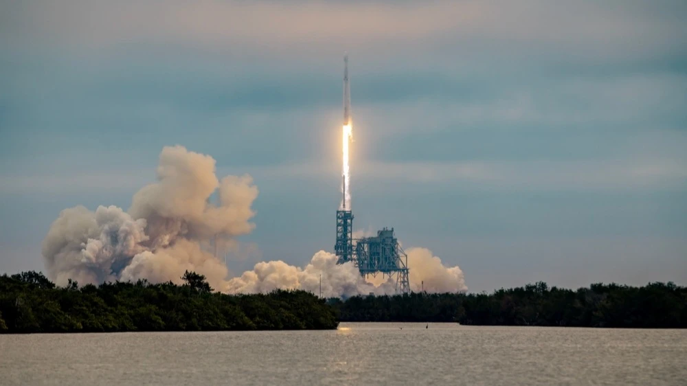 Маск и Безос начали гонку за орбитальные ИИ-дата-центры / Фото: Nadezda Murmakova / Shutterstock.com