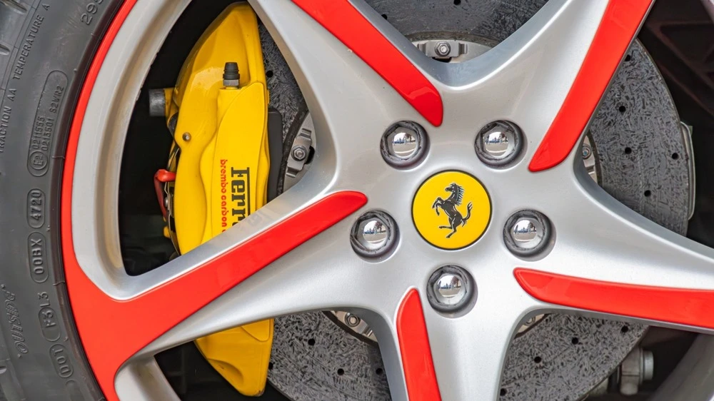 Тренд на смягчению требований по выбросам углекислого газа в Европе позволит Ferrari расширять линейку выкокомаржинальных бензиновых спорткаров / Фото: Shutterstock.com