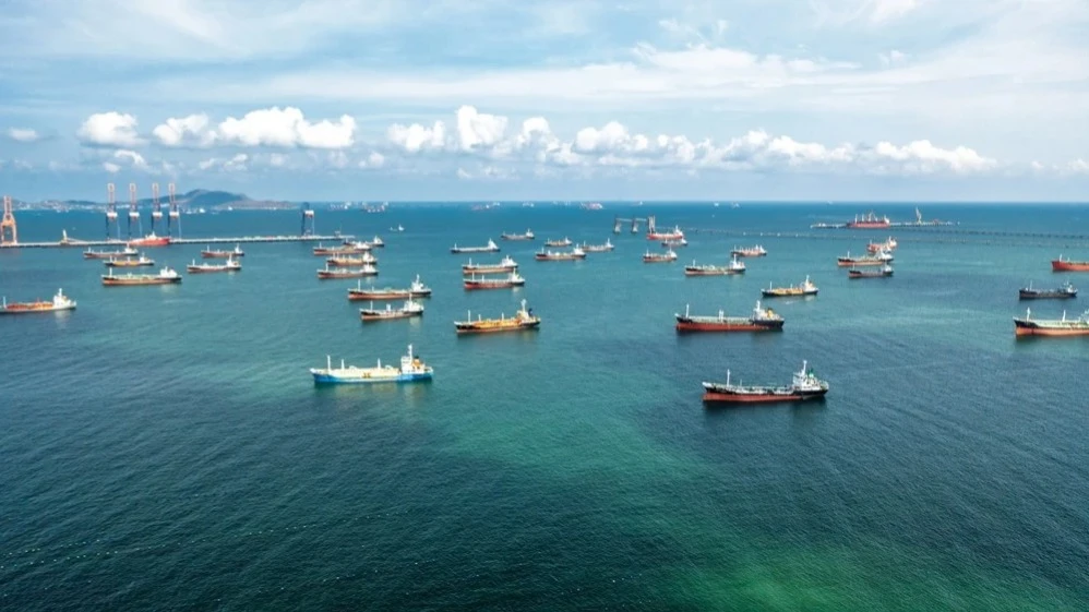 Возврат морских поставок нефти из России с обходных на исторические маршруты может высвободить сотни миллионов баррелей нефти, «запертых» в танкерах, считают в Morgan Stanley / Фото: Shutterstock.com