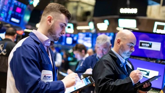 Morning in New York: indices look downward