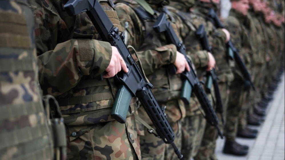 К 2035 году расходы на оборону в ЕС должны приблизиться к 3,5%, доля расходов на закупку оружия и техники вырастет до 40% —— BofA / Фото: Shutterstock.com/Dziurek