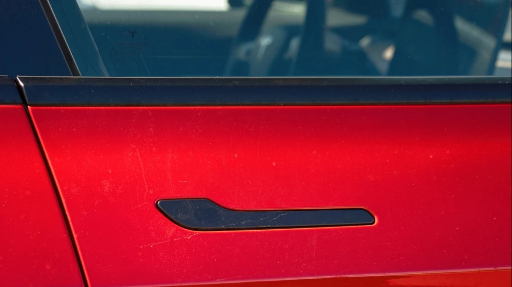 Журналисты насчитали как минимум 15 смертей в автомобилях Tesla за 10 лет из-за блокировки замков после ДТП / Фото: Tricky_Shark / Shutterstock.com