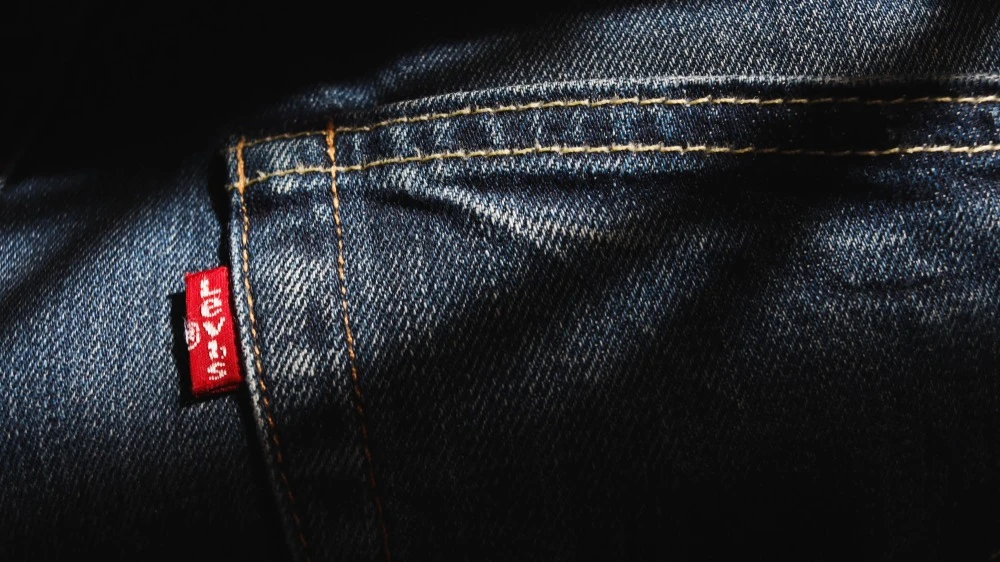 Raymond James видит потенциал роста Levi’s несмотря на пошлины / Фото: Suwit Chanaaiyarat / Shutterstock.com