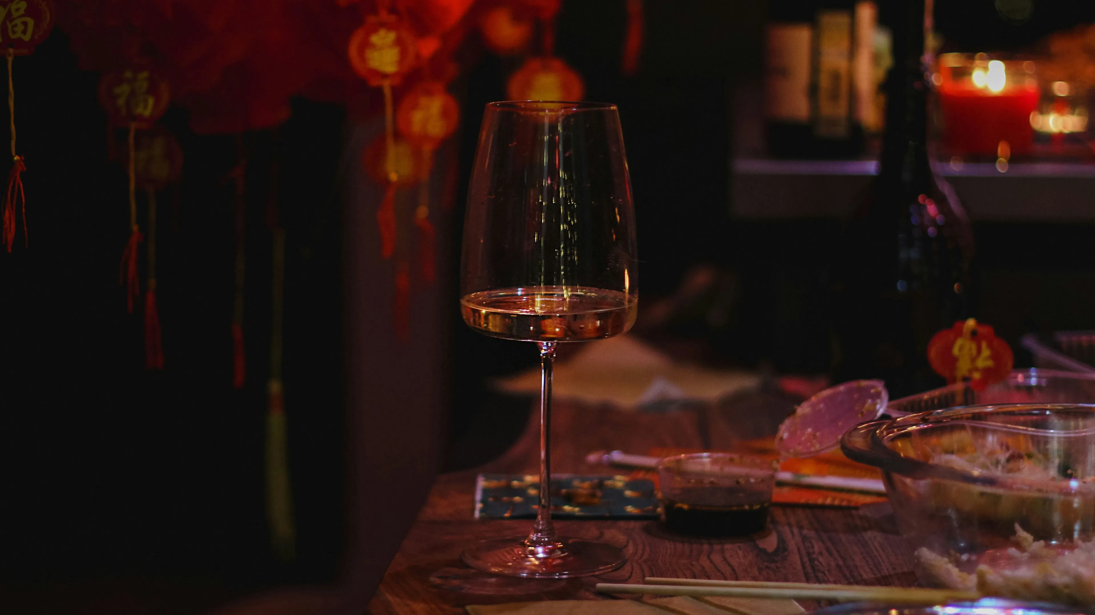 Прогресс в достижении собственных целей в 2026 году можно отмечать новым вином. Фото: Anna Kumpan / Unsplash.com