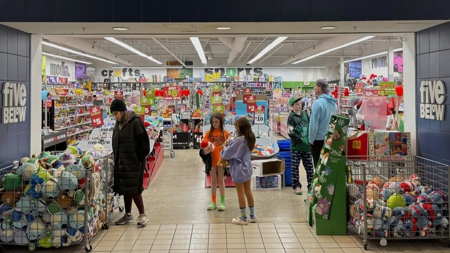 Сеть Five Below оказалась в числе компаний, выигравших от всеобщей экономии в США: американцы хотят получить больше товаров за те же деньги. Фото: QualityHD / Shutterstock.com