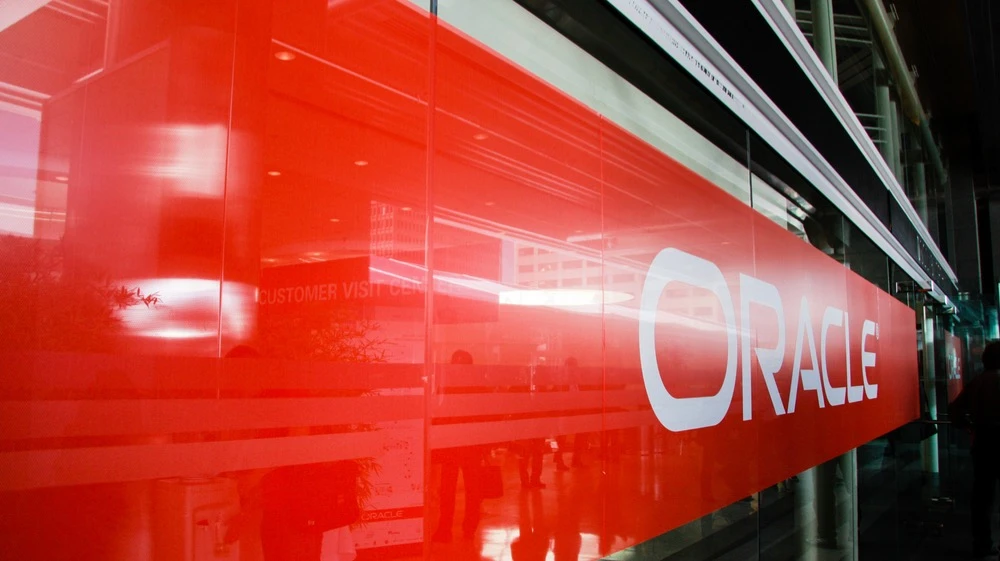 Инвесторы пытаются понять, наступил ли в ИИ-секторе момент Мински — переломная точка, после которой наступает кризис. Для многих ситуация с Oracle выглядит как схлопывание ИИ-пузыря в миниатюре. Фото: Shutterstock.com