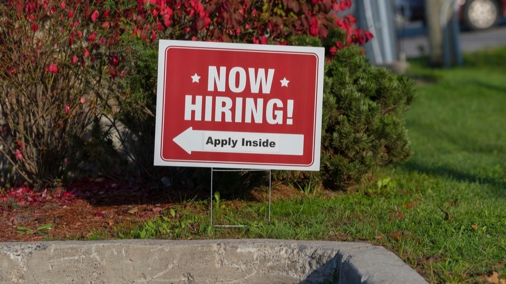 Дальнейшее охлаждение рынка труда в США может заставить ФРС ускорить снижение процентной ставки, чтобы простимулировать рост рабочих мест / Фото: Shutterstock.com