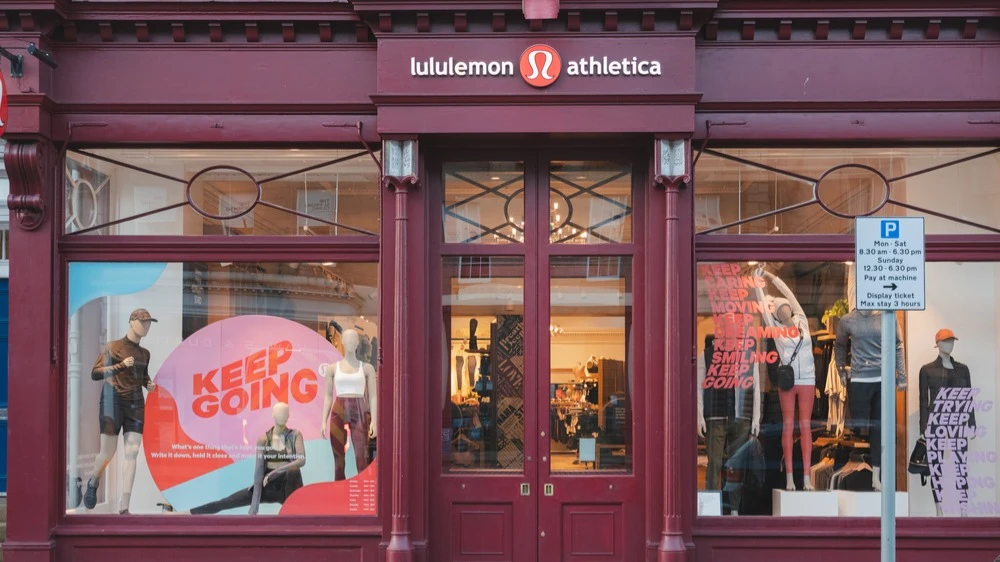 Интерес к Lululemon со стороны инвестора-активиста Eliott помог котировкам модного бренда вырасти на 20% за квартал / Фото: Shuterstock.com
