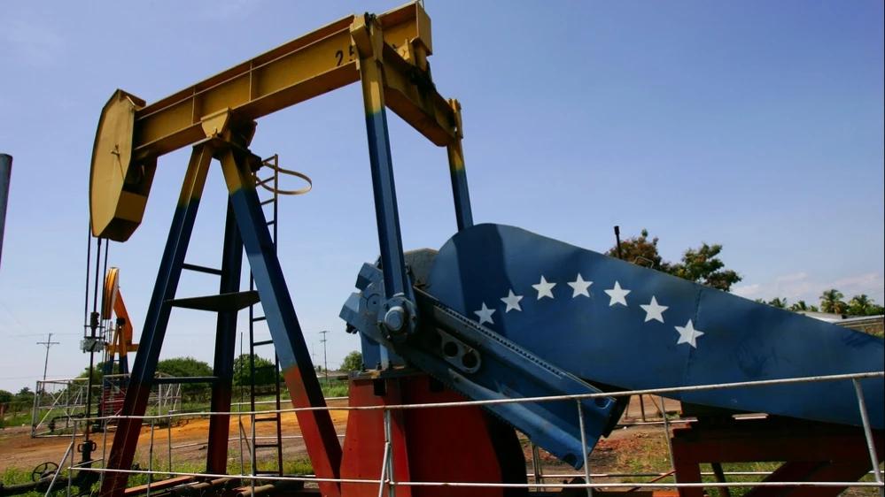 Акции компаний нефтяного сектора подскочили после свержения венесуэльского лидера / Фото: JBula_62 / Shutterstock.com