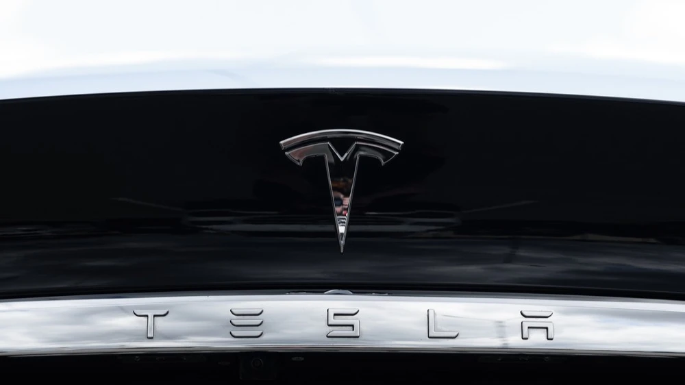 По состоянию на конец 2025 года акции Tesla были самыми высоко оцененными в индексе S&P 500 / Фото: Shuterstock.com