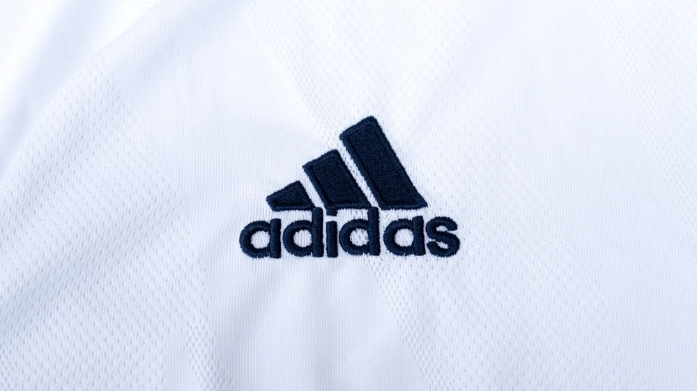 Акции Adidas падают после двойного понижения рейтинга от BofA / Фото: Ton Ponchai / Shutterstock.com