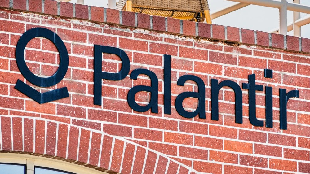 После прошлогоднего ралли, во время которого Palantir прибавил 135%, Truist видит в акциях компании потенциал роста еще на 28% / Фото: Sundry Photography / Shutterstock.com