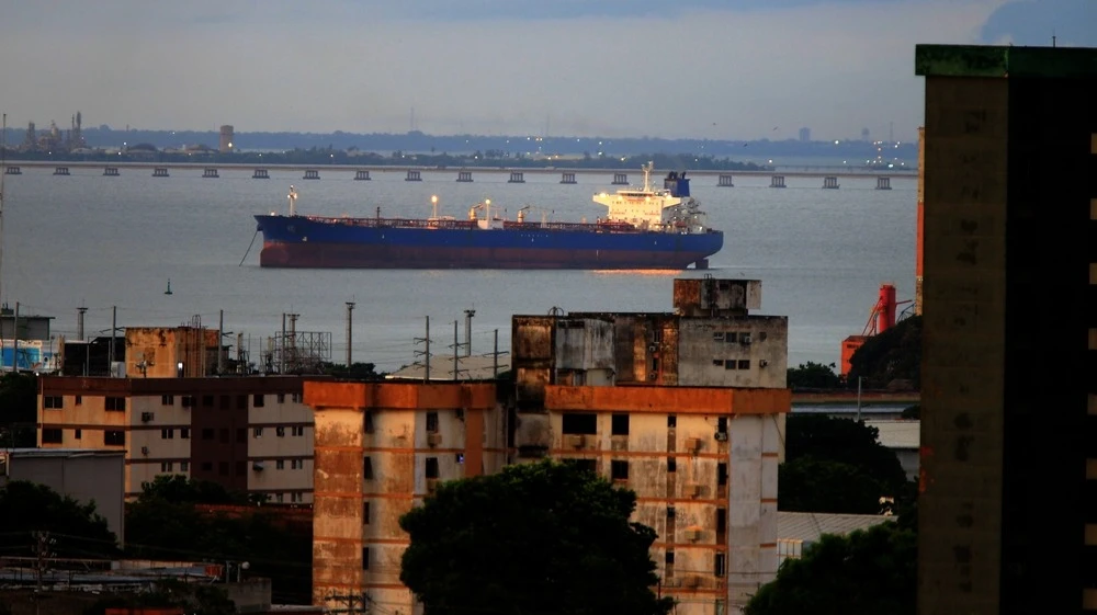 Нефтяной танкер в венесуэльском порту Маракайбо / Фото: Shutterstock.com/JBula_62