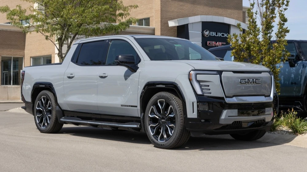 В линейку электромобилей GM входят бренды GMC, Chevrolet и Cadillac / Фото: Shutterstock.com