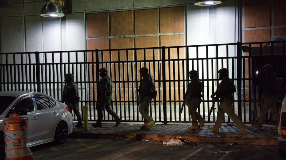 Трамповская «война с наркотиками» может быть использована для создания более крупного внутреннего аппарата безопасности, подобно тому как паника по поводу мигрантов привела к масштабному расширению ICE (Иммиграционной и таможенной службы). Фото: Howard Weiss / Shutterstock.com