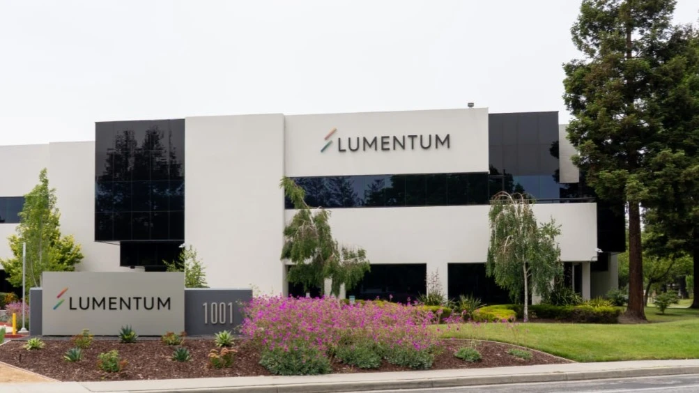 Аналитики Mizuho включили поставщика оптических решений Lumentum в топ-3 акций для инвестиций в ИИ-инфраструктуру / Фото: JHVEPhoto / Shutterstock.com