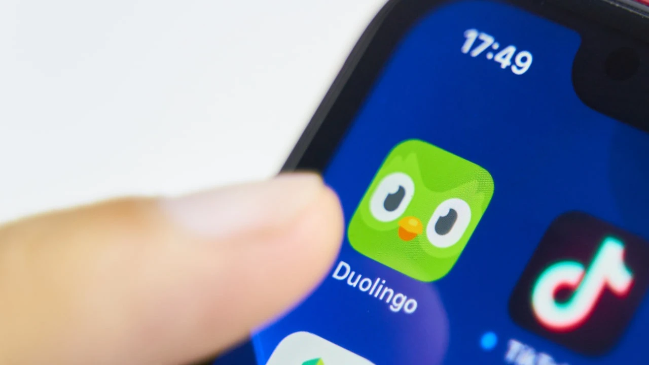Duolingo shares plummet to 1.5-year low: key executive quits