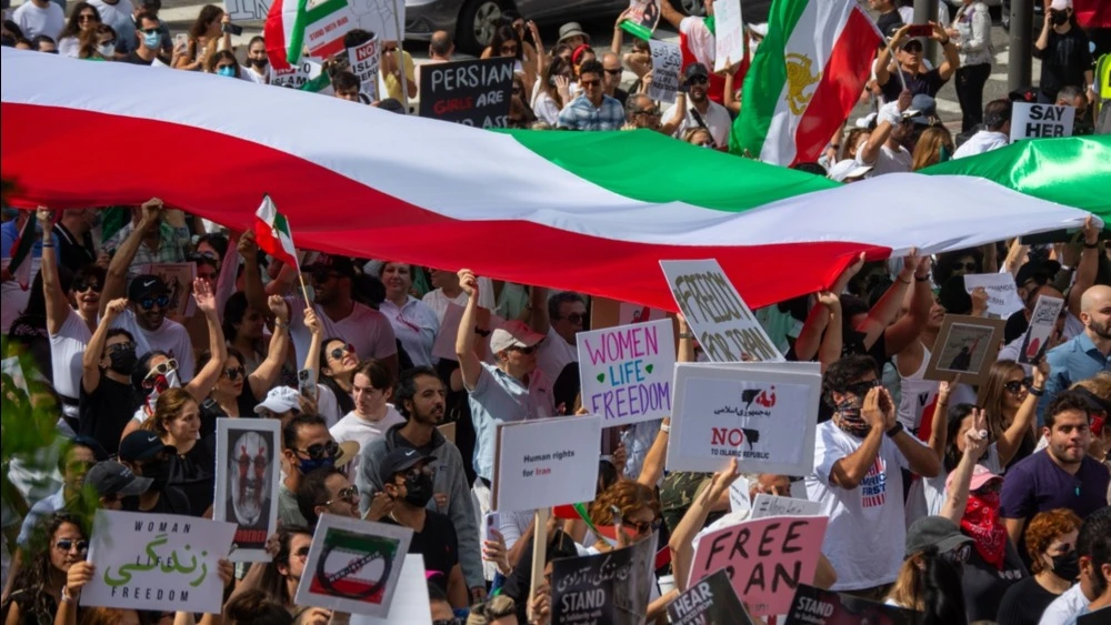 Iran International TV channel reports that at least 12,000 people have already been killed in the protests / Photo: Ryan S. Thomas. Thomas / Shutterstock