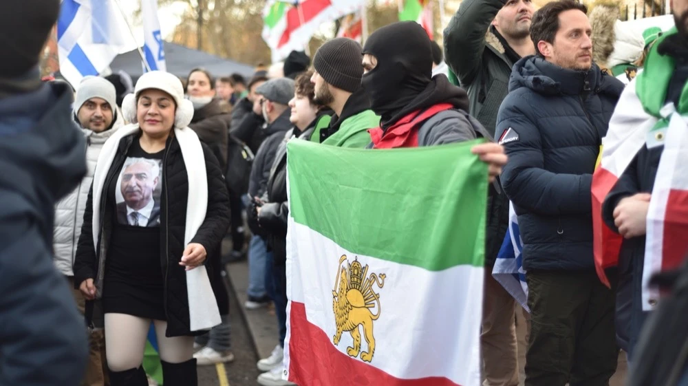 Anti-government protests have been going on in Iran for several weeks. Demonstrations are also held near Iranian embassies in other countries. Photo: Donovan Elmes / Shutterstock.com