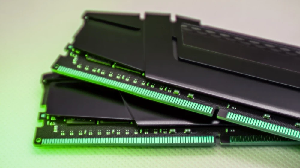 В последнем квартале 2025 года цены на чипы памяти выросли на 40-50% и будут расти такими же темпами в текущем квартале, ожидают в Counterpoint Research / Фото: Kathrine Andi / Shutterstock