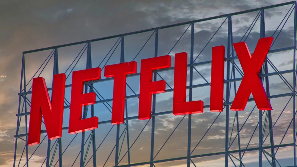 Netflix plans to suspend share repurchases to save up to buy Warner Bros. Discovery / Photo: Elliott Cowand Jr / Shutterstock.com