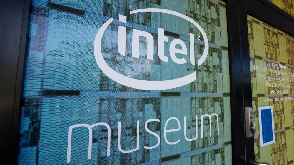 Акции Intel, крупнейшего в США чипмейкера полного цикла, подскочили 21 января почти на 12% / Фото: Shutterstock.com