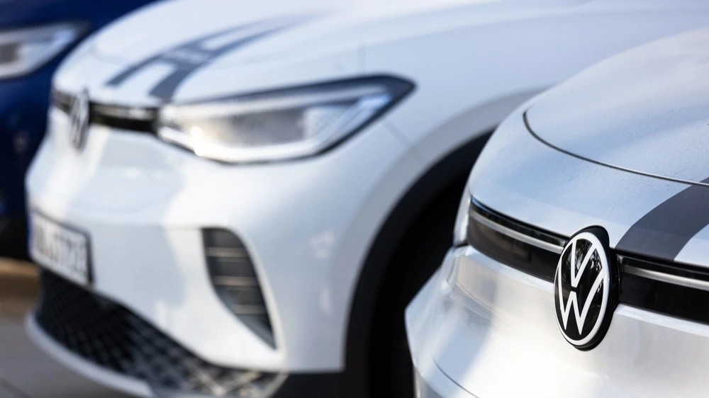 Shares of carmaker Volkswagen on January 22 became the leaders of growth in the German blue chip index DAX / Photo: Shutterstock / Tobias Arhelger