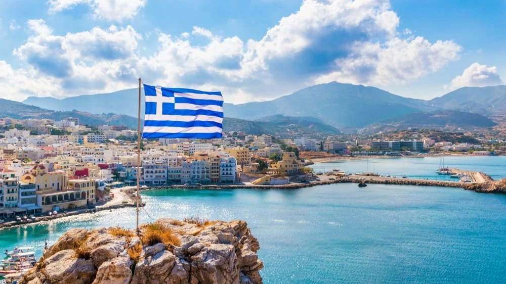 По прогнозу, в 2026 году ВВП Греции увеличится на 2,2% - это выше среднего показателя в еврозоне / Фото: Shutterstock.com