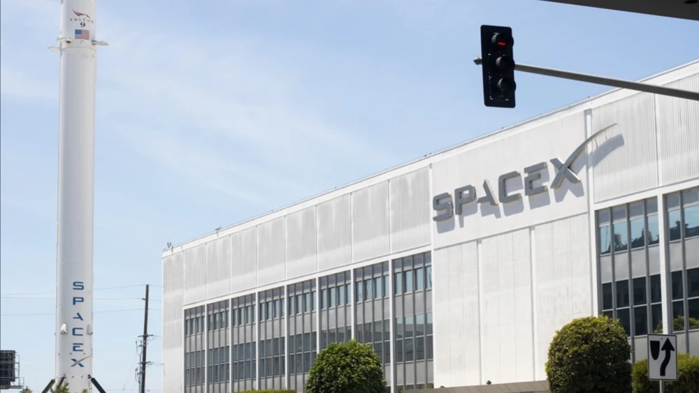 По данным The Wall Street Journal, SpaceX может выйти на биржу ближе к середине 2026 года / Фото: Shutterstock.com